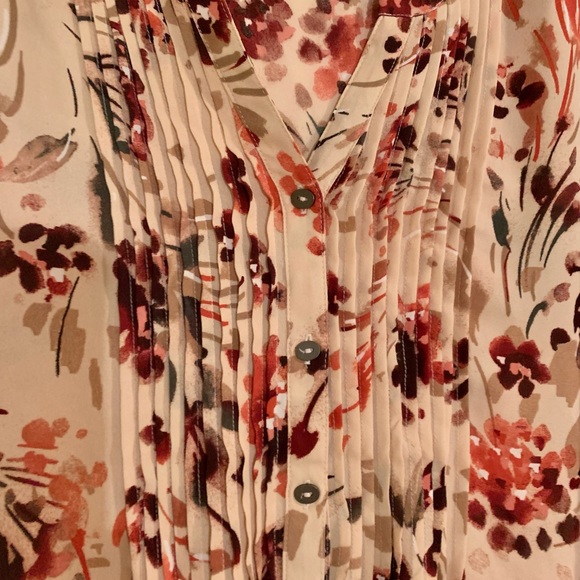 082 CATHERINES floral plus pin tucked blouse - Picture 5 of 6